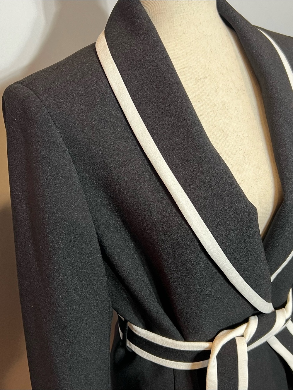 Tahari ASL Black Blazer with White Trim Belt - Picture 5 of 7